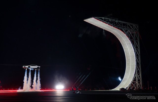 スラスターの推力で飛び、着地したテスラ ロードスター