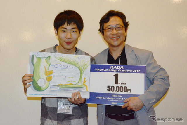 1位となった佐藤太亮さん（左）とリチャード・チャン会長