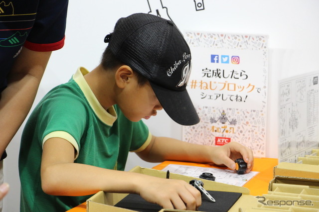 「ねじブロック（KTCコラボVer.）」でカート作りに挑戦する子どもたち