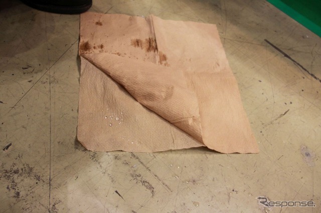 コーティングは繊維にもしっかりしみ込むため、裏側の紙もちゃんと水をはじく