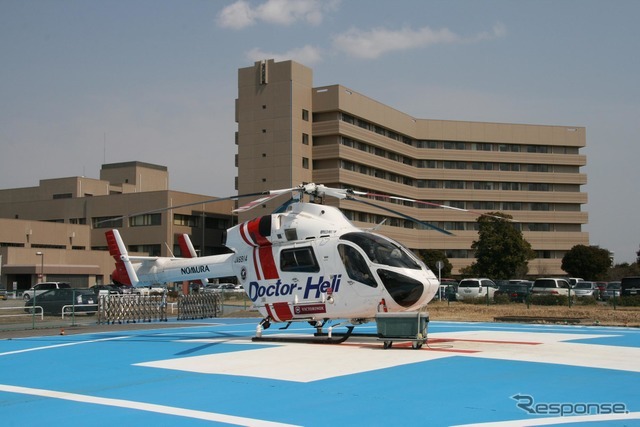 日本医科大学千葉北総病院のヘリポートで待機するドクターヘリ