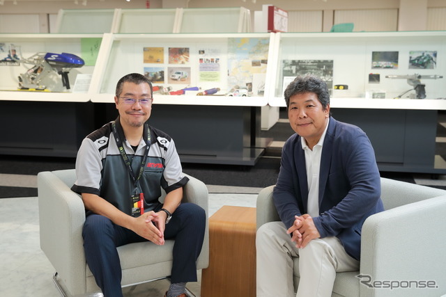 KYB 経営企画本部 モータースポーツ部の長谷川大樹 課長（左）と齋藤聡氏（右）