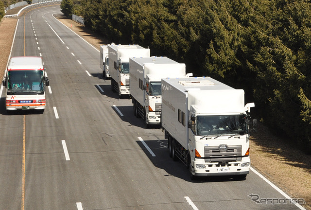 電子連結によるトラックの隊列走行は、物流業界の課題を解決するのか（写真は2013年、NEDOによる隊列走行実験の様子）