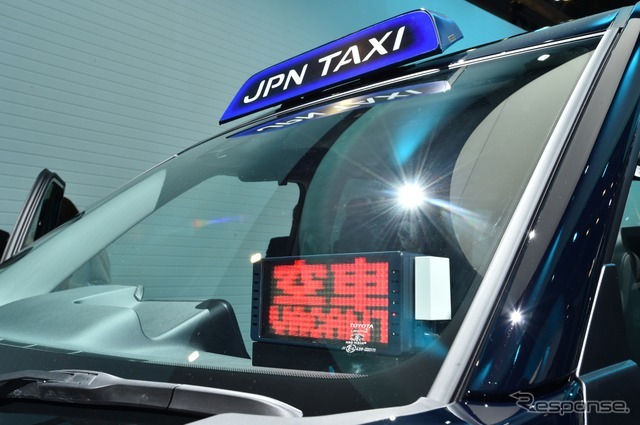 トヨタが東京モーターショー会場に展示した JPN TAXI（ジャパンタクシー）。業界変革のきっかけとなるか。