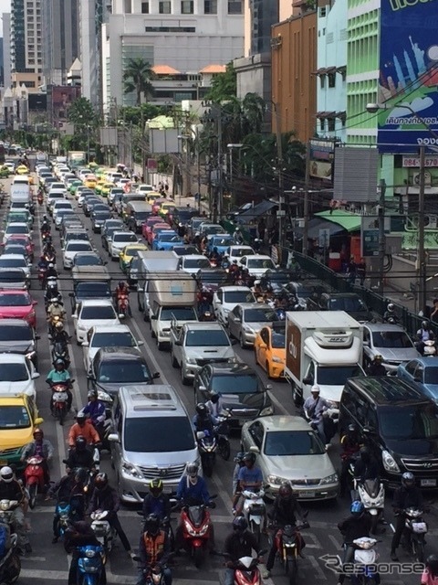 アソーク交差点の渋滞（バンコク）