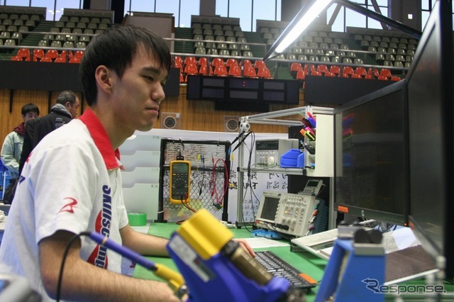 電子機器組立職で金メダルを獲得した阪田翔輝（さかたしょうき）さん