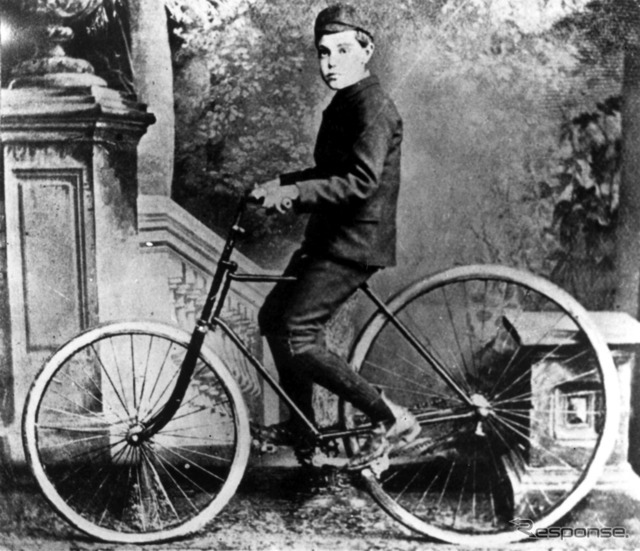 空気入りタイヤを装着した自転車にまたがる、ジョン・ボイドの息子のジョン。　(c) Getty Images