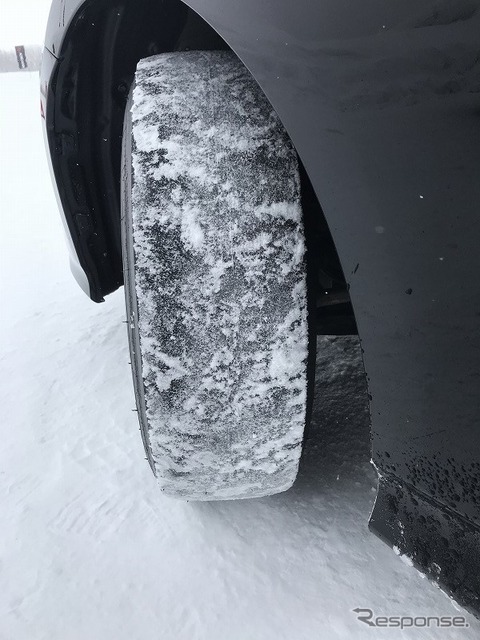 雪上のスリックタイヤ