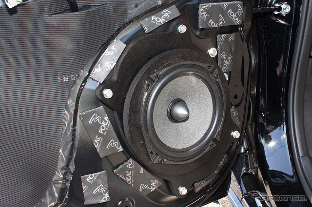 「スバル・インプレッサSPORT」へ「FOCAL・ISS 170」のミッドウーファーを装着したところ。