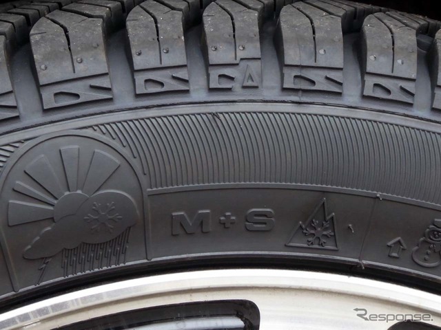 タイヤのサイドウォールには「M＋S」に加え、積雪路でも走行できる「スノーフレークマーク」が刻印されている