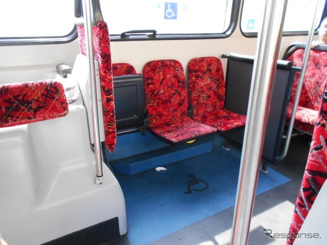 バスの両側には、優先席。シートを上げると車椅子やベビーカーが置けるようになっている。