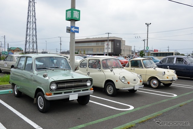 左から、三菱『ミニカ』（1970）、スバル『360』（1969）、マツダ『R360クーペ』（1962）