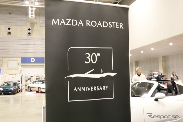 1989年2月、MX-5 Miata がシカゴモーターショーでデビューした。日本での販売開始はそのおよそ半年後、9月からとなった。