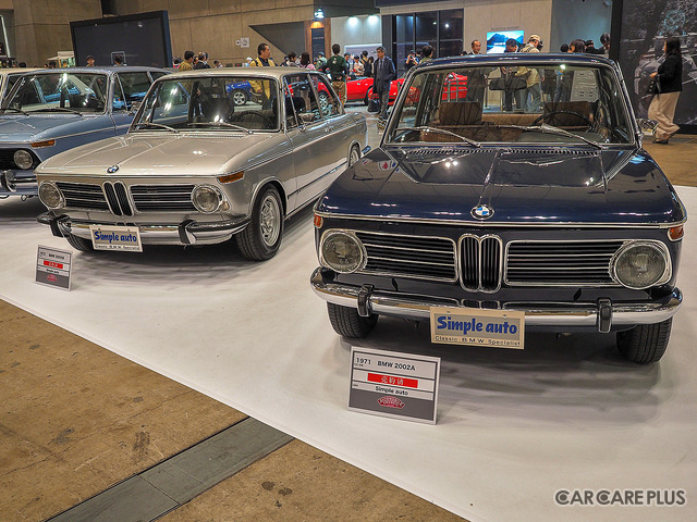 BMW・2002A（右）と2002tii（左奥）。（シンプルオート）
