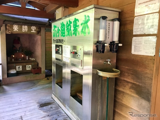 飲泉場には専用の給水機があって、5リットル100円で組むことができる。