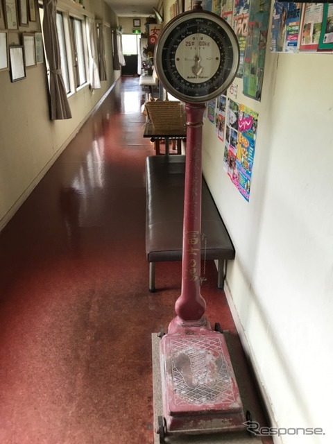 古風な体重計が廊下に置かれる。