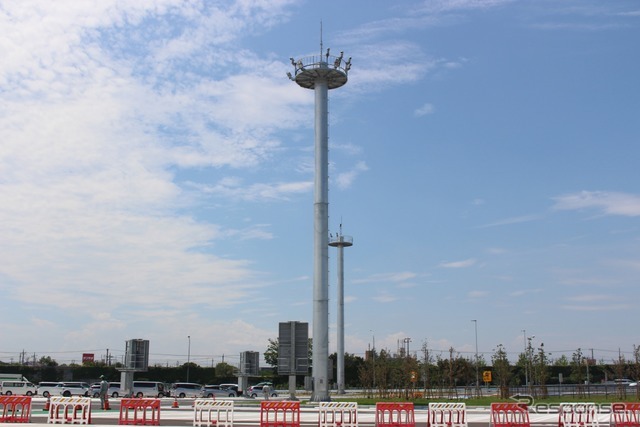 駐車場に4本建てられたタワーにはカメラが取り付けられ、場内の駐車状況をリアルタイム認識