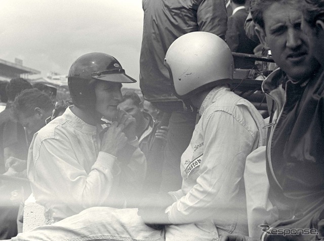 1966年ルマンでのマイルズ（向かって左）とブルース・マクラーレン。