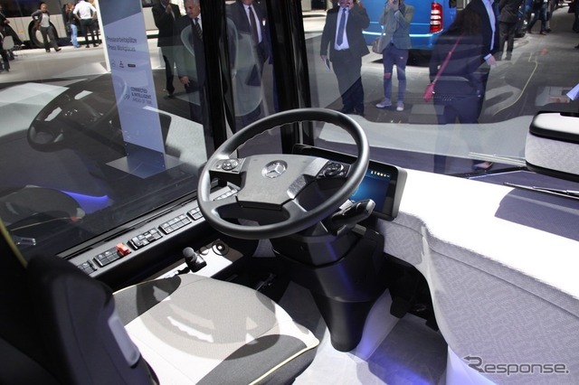 Future Busの運転席は普通だが、インパネは液晶のフラットディスプレイ