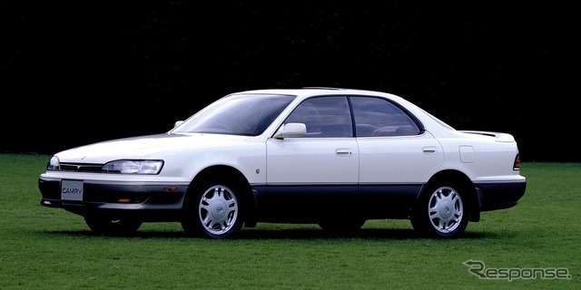 4代目トヨタ・カムリ（1990年）。写真はハードトップ。