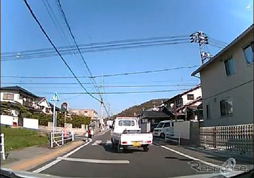 歩行者がいるのに一時停止しないトラック（ドライブレコーダー映像）