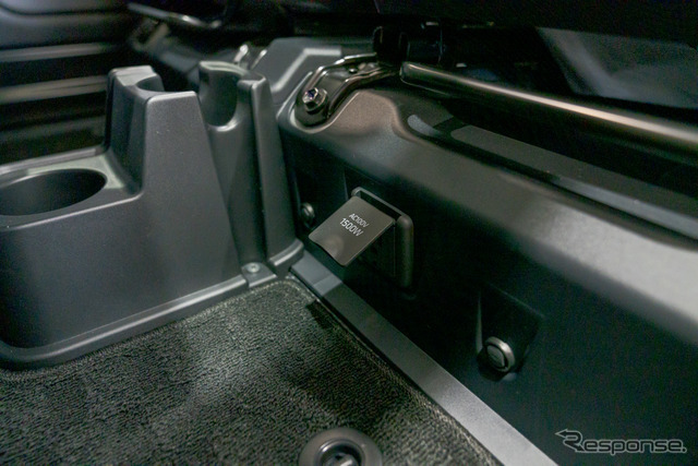 助手席の足下にアクセサリーコンセント（AC100V、1500W）が用意されている。