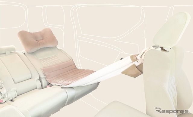 前席のヘッドレストと後席のISOFIX固定金具を利用して取り付ける、今までにないタイプの仮眠グッズ