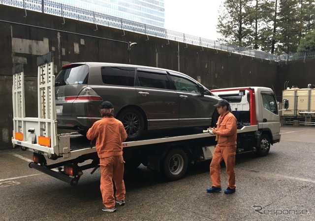 水害を受け積載車で運ばれていくクルマ