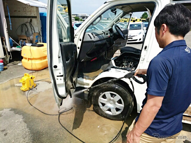 買い取った水害車を洗浄する様子