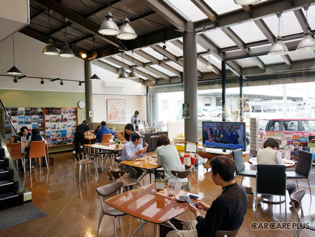 奈良市の自動車修理・販売会社のガラージュモリが、ショールームを解放して1日限定の「GMcafe」をオープン