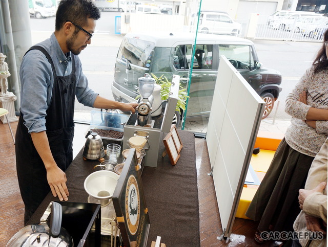 京都を拠点に関西エリアで移動カフェを運営している「nakayama coffee」のスタッフがハンドドリップコーヒーを提供