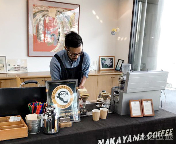 「nakayama coffee」のスタッフがハンドドリップコーヒーをつくっている様子