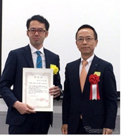 「第71回ゴム技術進歩賞」で表彰を受ける当社材料技術部の瀬尾氏（左）