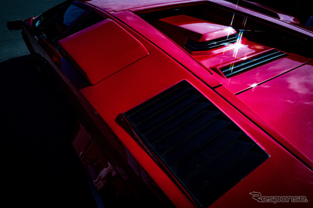 かつて、スーパーカーブームを象徴していたランボルギーニの『カウンタック』が2台展示されていた。写真は1985年モデルの50000V。