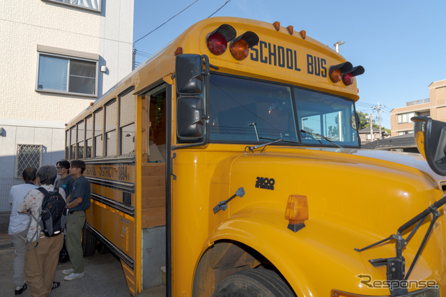 アメリカのスクールバスを利用したキャンピングカー。