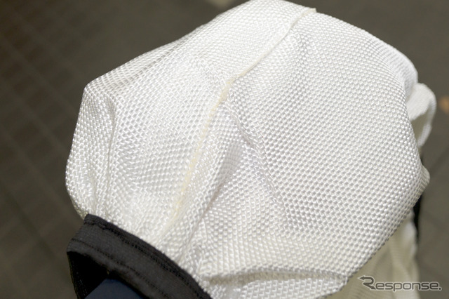 白い部分の真ん中の少し黄色っぽい部分が縫合部分。この縫合用の糸は他国で販売されているモデルの10倍の強度を誇る日本仕様専用のもの。