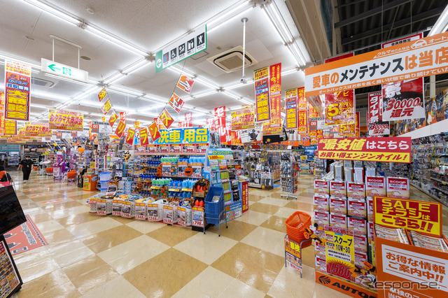 スーパーオートバックス神戸三田インター店、広々とした店内でゆっくりショッピングを楽しめる