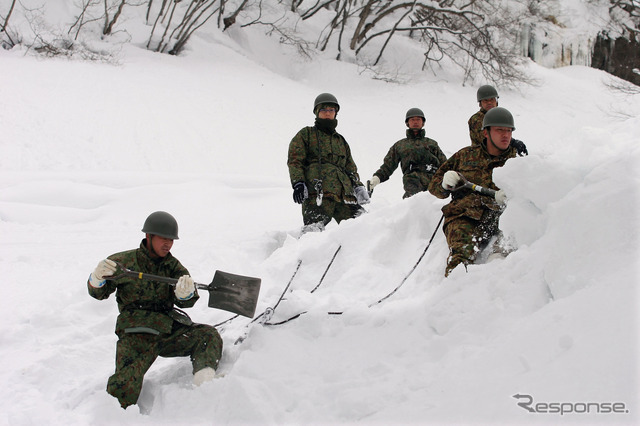 新潟県津南町で除雪作業にあたる自衛隊（2005年1月）