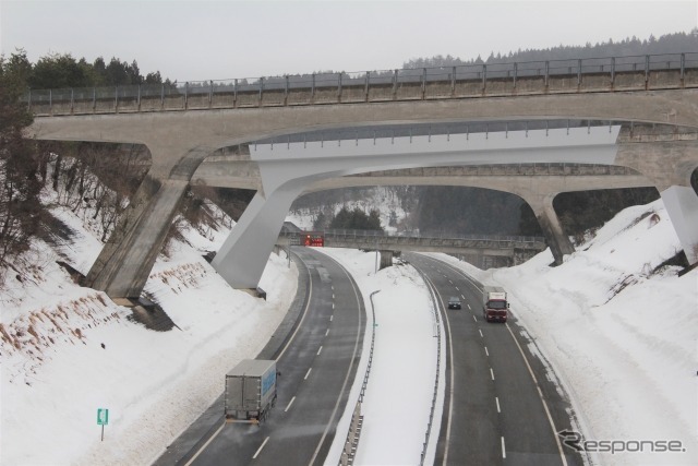 雪の高速道路