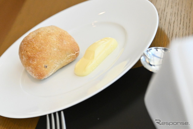 バターがポルシェの形！ 「もったいない～」と言いつつパンにつけて美味しくいただいた