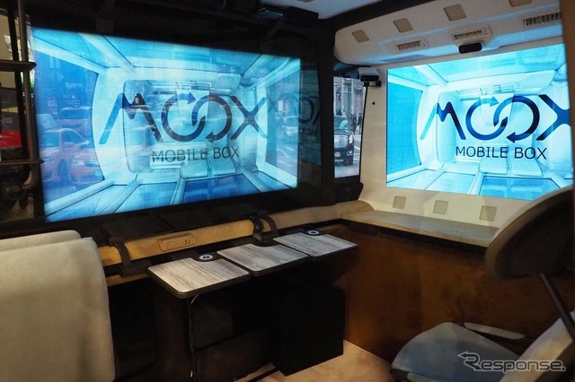 MOOXの車内は透過式の大型ディスプレイが用意されていた