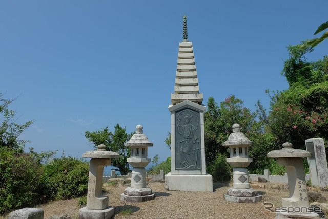出雲大社近くにそびえる奉納山の中腹に建立された出雲阿国の記念碑。周囲の石には奉納者としてそうそうたる歌舞伎役者の名前がずらり。