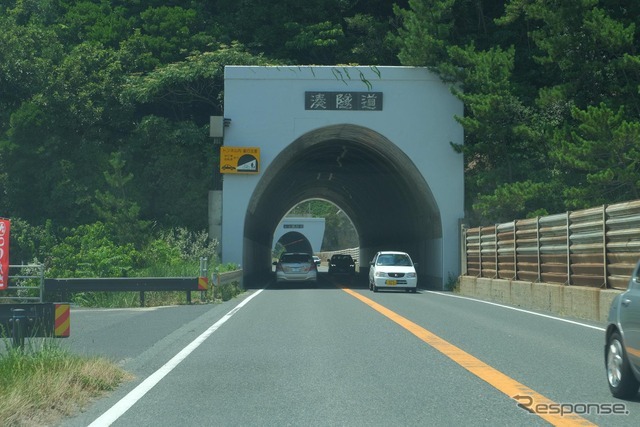 山陰道独特の形状のトンネル。