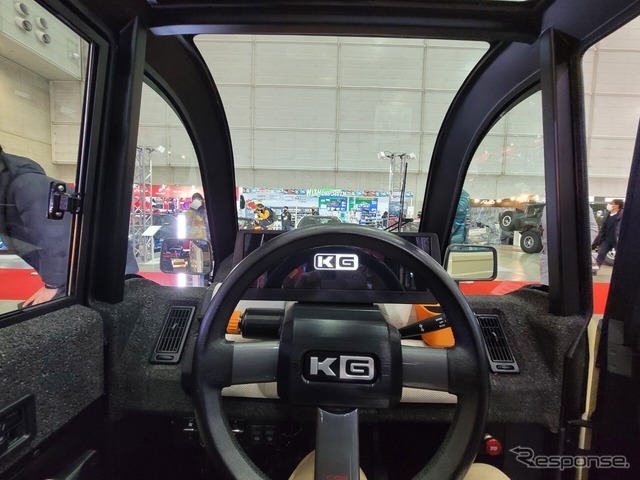 KGモーターズ ミニマルモビリティコンセプト（東京オートサロン2023）。運転席に座った視界は良好