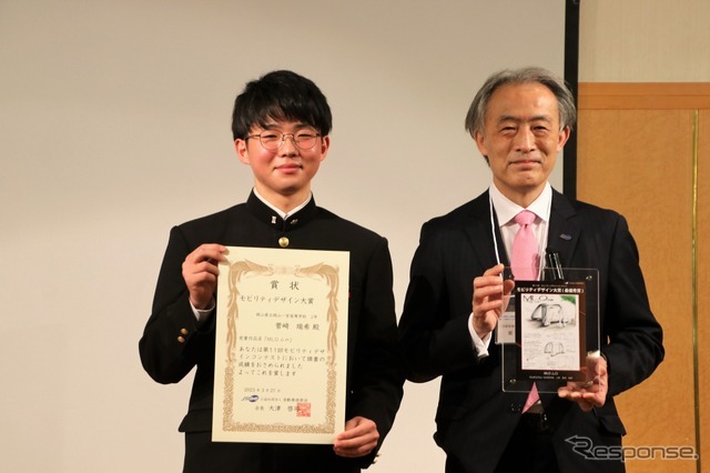 大賞を獲得した菅崎瑞希君と自動車技術会常務理事の東雄一氏