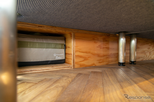 木製インテリアとデニムのシートカバーの調和が美しい『ハイエース』カスタム…アウトドアデイジャパン東京2023