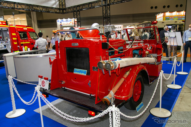 働くクルマの先輩たち！ 100年以上も昔のクラシックな消防車がズラリ…東京国際消防防災展2023