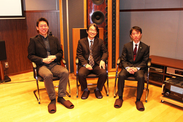 クラリオン（株）技術開発本部ソフトウェア開発部音響開発グループの、左から、武藤慧さん、上原正吉さん、森田英之さん。