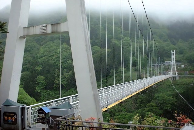 上野スカイブリッジ（群馬県上野村）。天気悪い