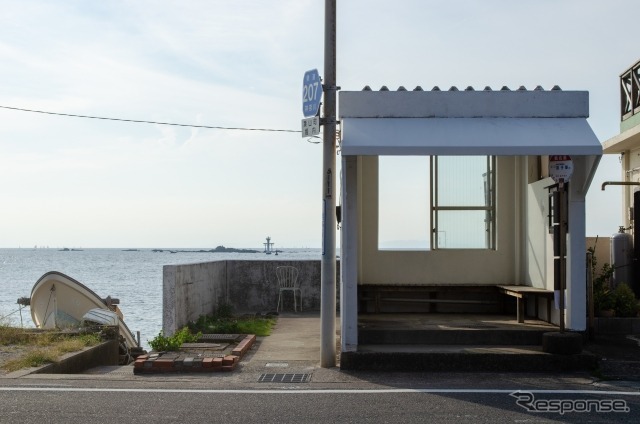 真名瀬海岸（神奈川県葉山町）、フォトスポットとして人気のバス停。夕日にはまだ時間がある